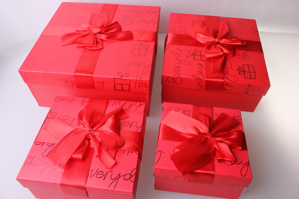 4 подарка. Стильная подарочная коробка. Модные коробки для подарка. Красная коробка подарок. Стильные коробки с бантом.